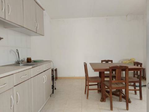 Moradia T2 com anexos e furo, para recuperar