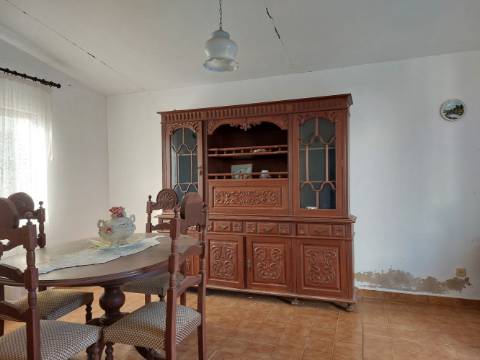 Moradia T2 com anexos e furo, para recuperar