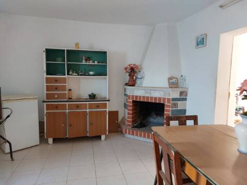 Moradia T2 com anexos e furo, para recuperar