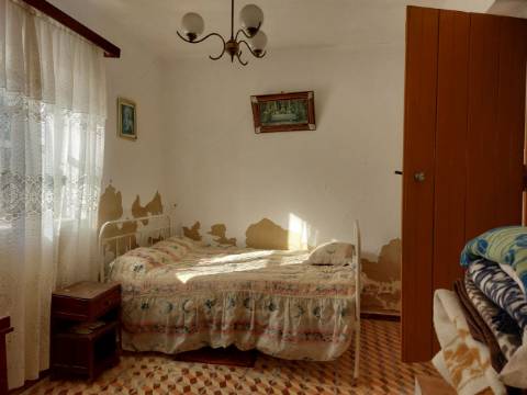 Moradia T2 com anexos e furo, para recuperar