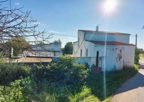 Moradia T2 com anexos e furo, para recuperar