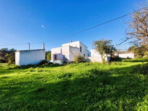 Moradia T2 com anexos e furo, para recuperar