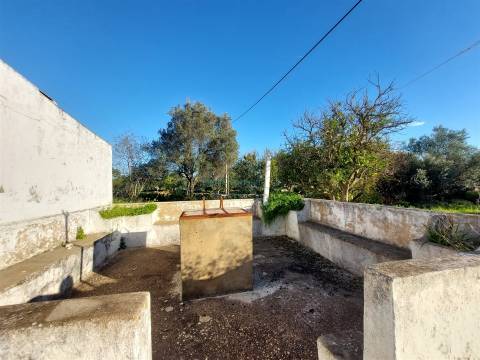 Moradia T2 com anexos e furo, para recuperar