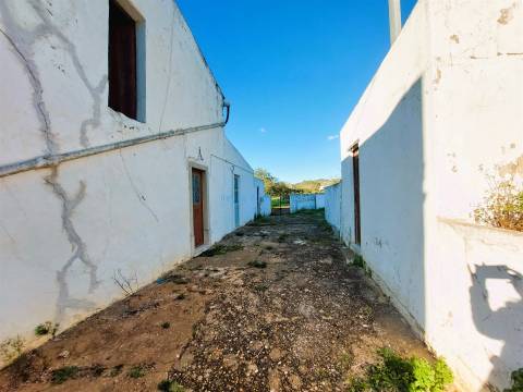 Moradia T2 com anexos e furo, para recuperar