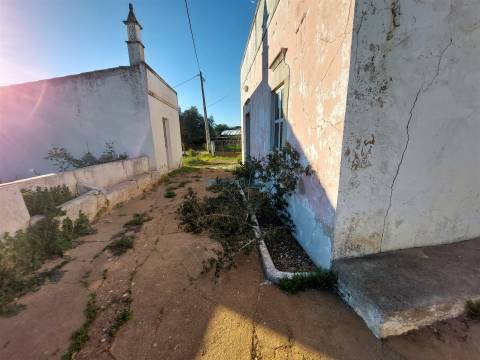 Moradia T2 com anexos e furo, para recuperar