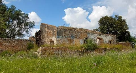 Terreno com ruina para restaurar e ampliar