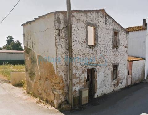 Ruina com 2 pisos e quintal, para restauro