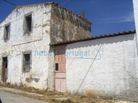 Ruina com 2 pisos e quintal, para restauro