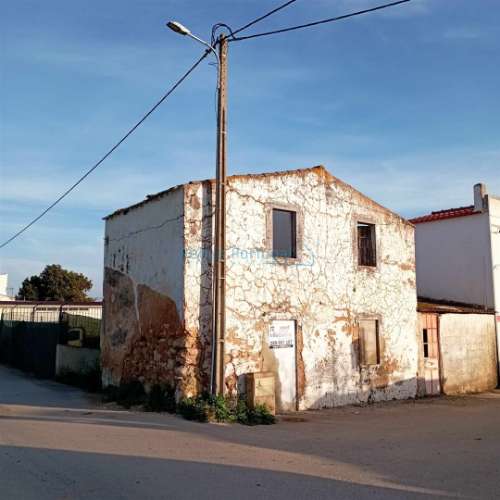 Ruina com 2 pisos e quintal, para restauro
