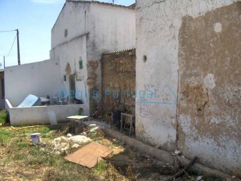 Ruina com 2 pisos e quintal, para restauro