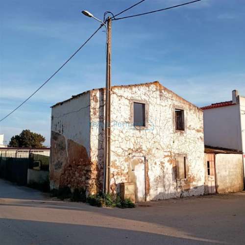 Ruina com 2 pisos e quintal, para reconstrução