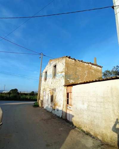 Ruina com 2 pisos e quintal, para reconstrução