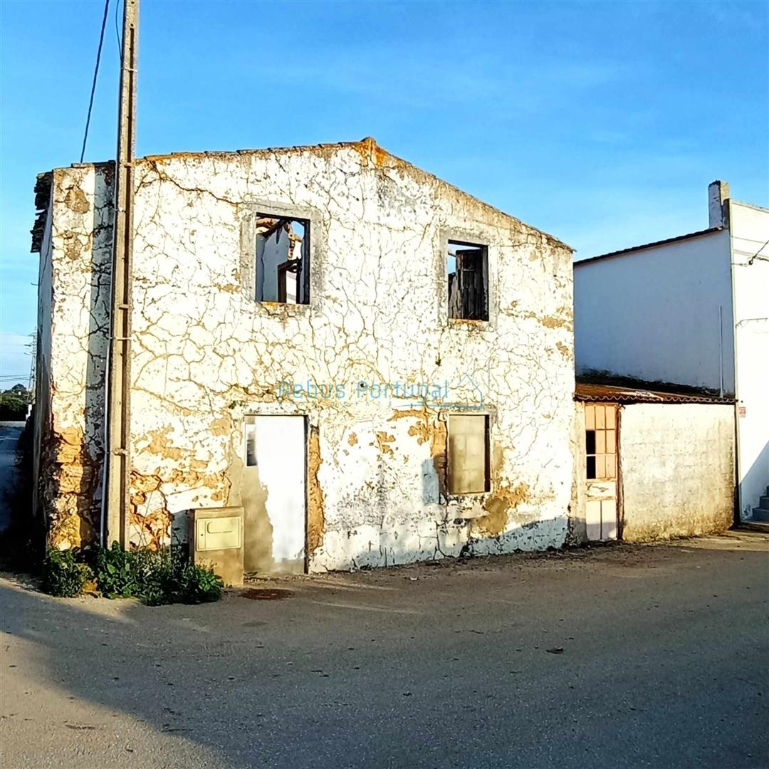 Ruina com 2 pisos e quintal, para reconstrução