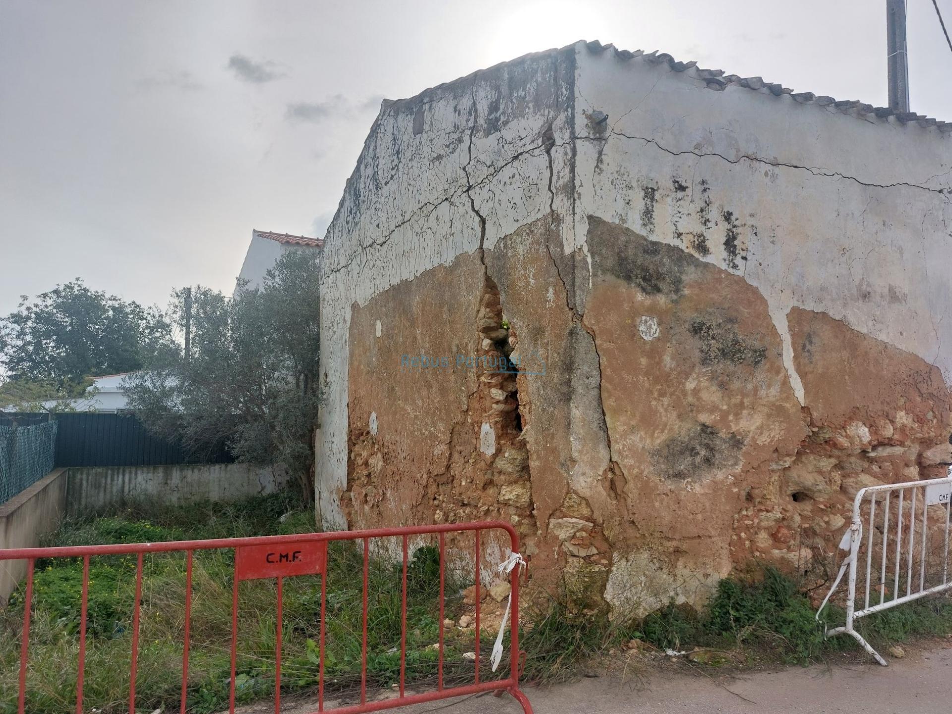 Ruina com 2 pisos e quintal, para reconstrução