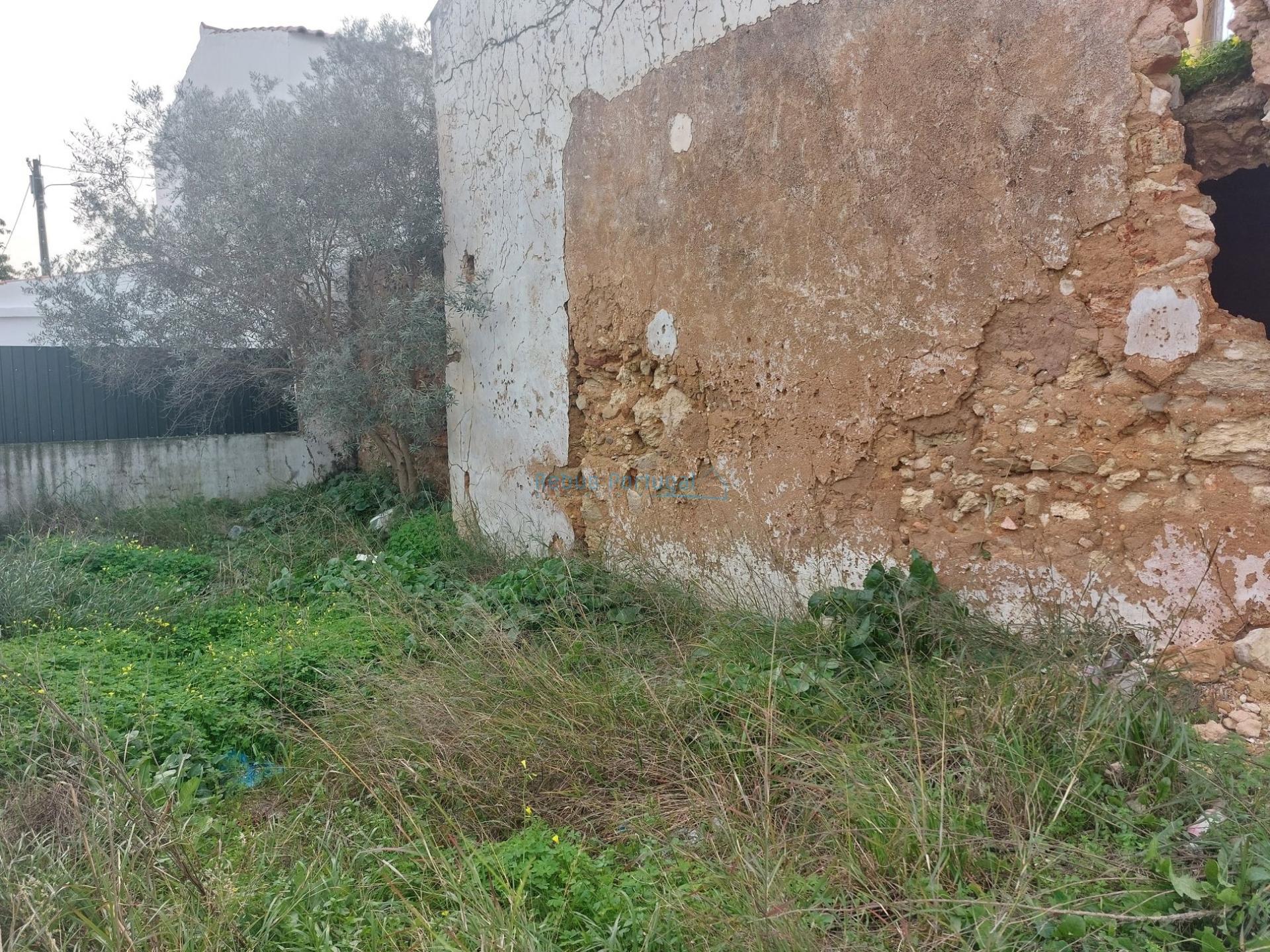 Ruina com 2 pisos e quintal, para reconstrução