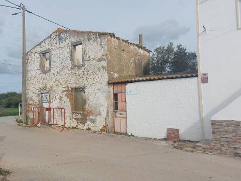 Ruina com 2 pisos e quintal, para reconstrução