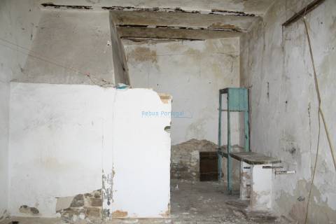 Quinta antiga com muito potencial