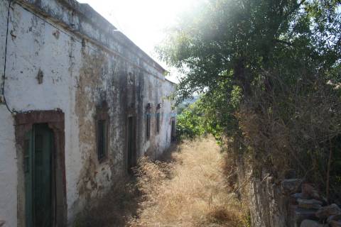 Quinta antiga com muito potencial