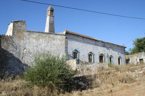 Quinta antiga com muito potencial