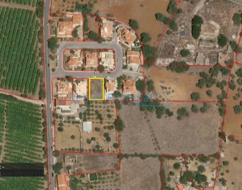 Lote de terreno para construção de moradia de 2 pisos + cave