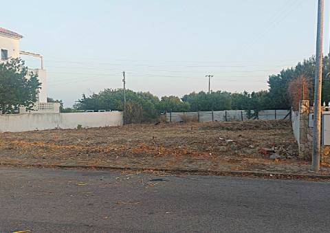 Lote de terreno para construção de moradia de 2 pisos + cave