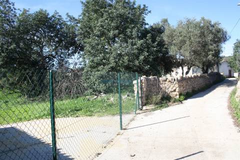 Terreno para construção de  2 moradias  individuais de 300m2 cada + piscina