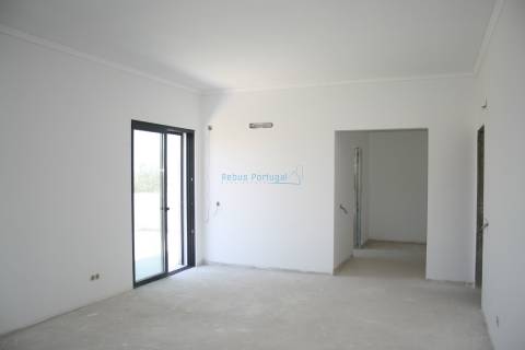 Moradia 5 suites, com piscina e chão radiante