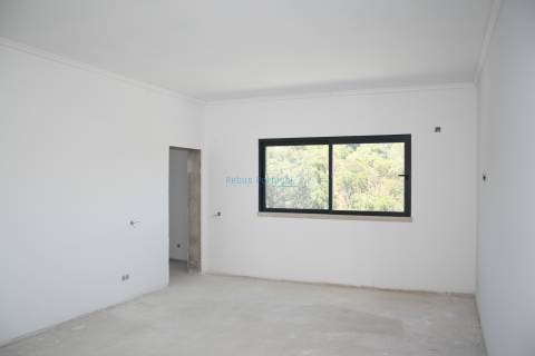 Moradia 5 suites, com piscina e chão radiante