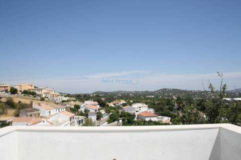 Moradia 5 suites, com piscina e chão radiante