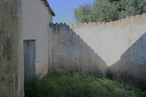 Quinta para restauro, com furo e terreno plano