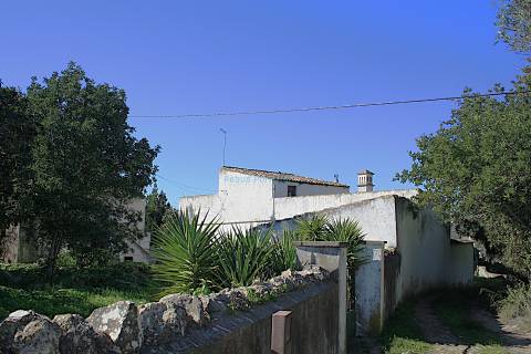 Quinta para restauro, com furo e terreno plano