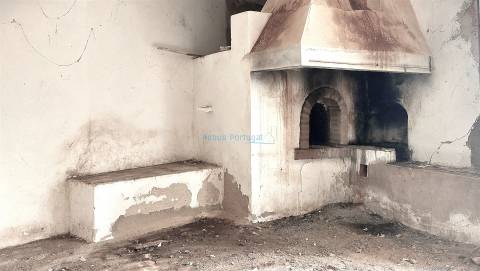 Quinta para restauro, com furo e terreno plano