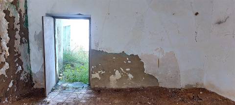 Quinta para restauro, com furo e terreno plano