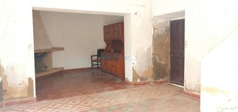 Quinta para restauro, com furo e terreno plano