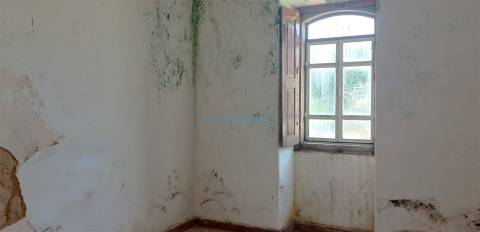 Quinta para restauro, com furo e terreno plano