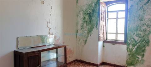 Quinta para restauro, com furo e terreno plano