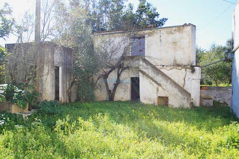 Quinta para restauro, com furo e terreno plano