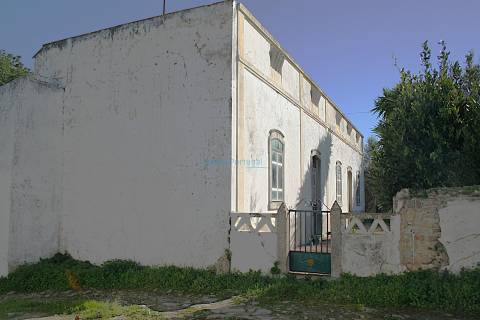 Quinta para restauro, com furo e terreno plano