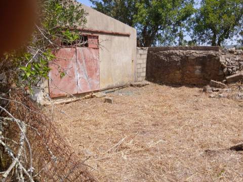 Quinta para restauro, com furo e terreno plano