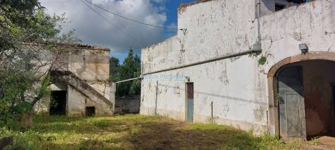 Quinta para restauro, com furo e terreno plano