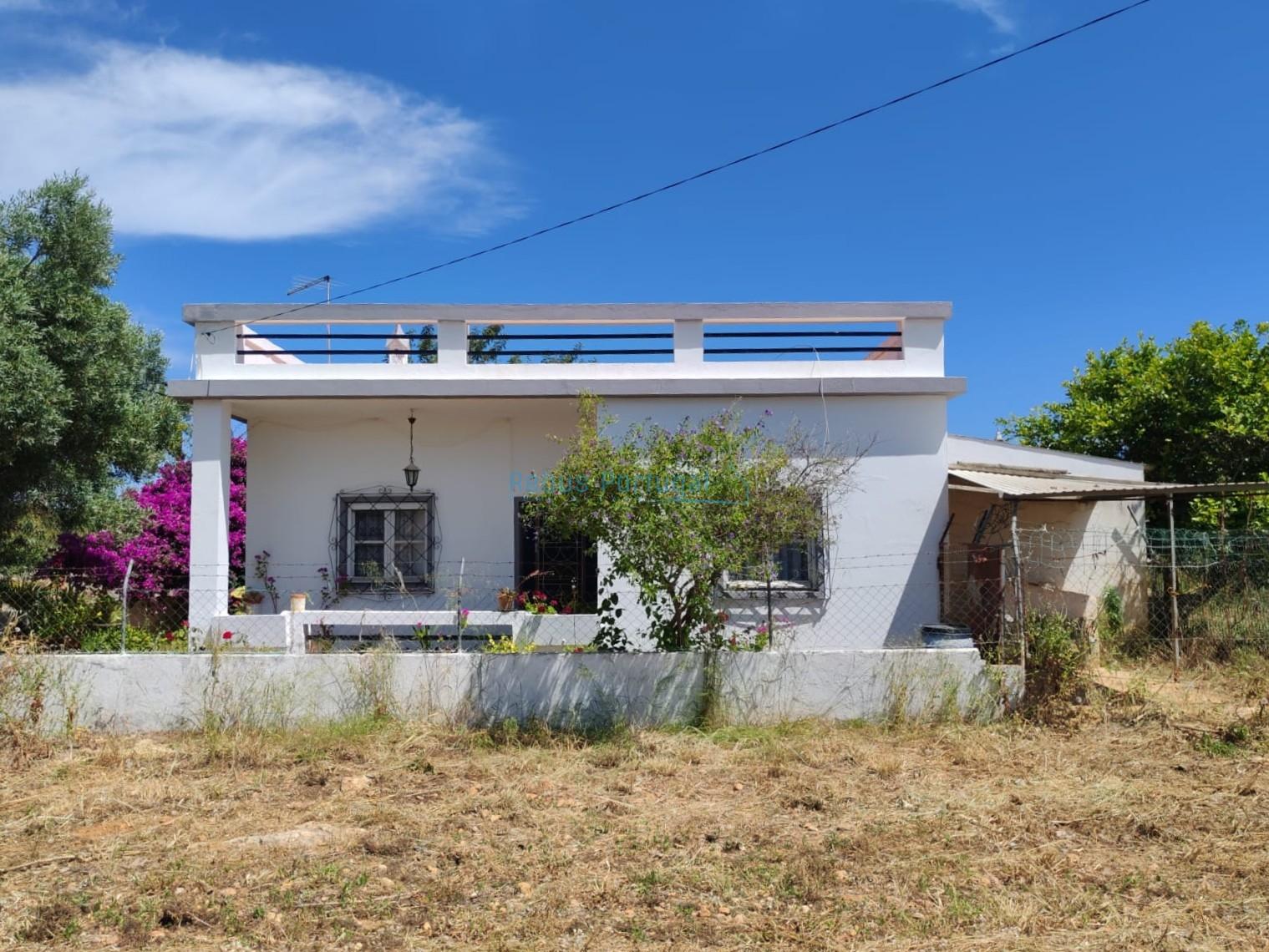 Casa Cheia de História e Potencial para renovação e ampliação