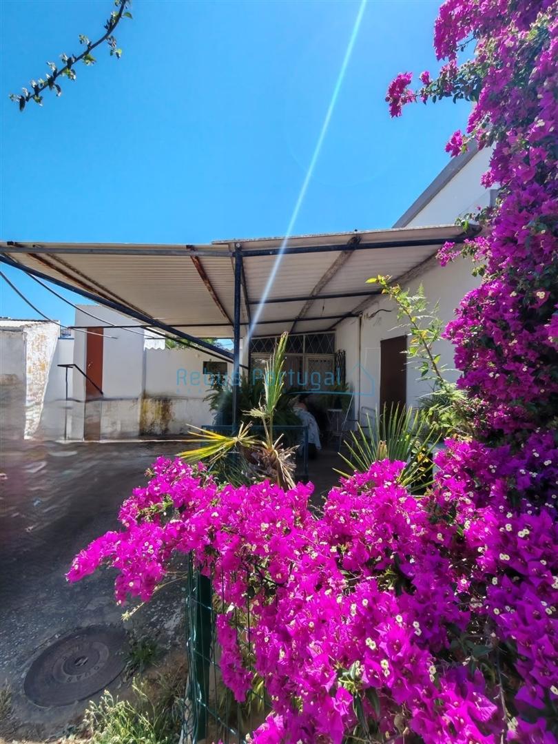 Casa Cheia de História e Potencial para renovação e ampliação