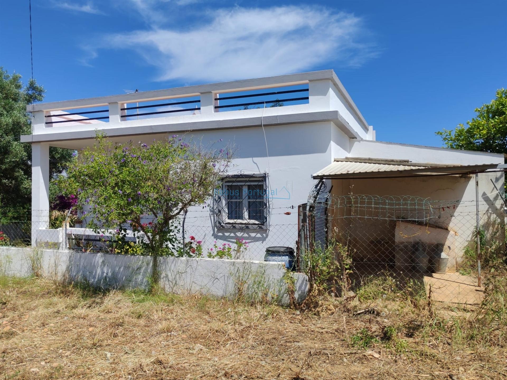Casa Cheia de História e Potencial para renovação e ampliação
