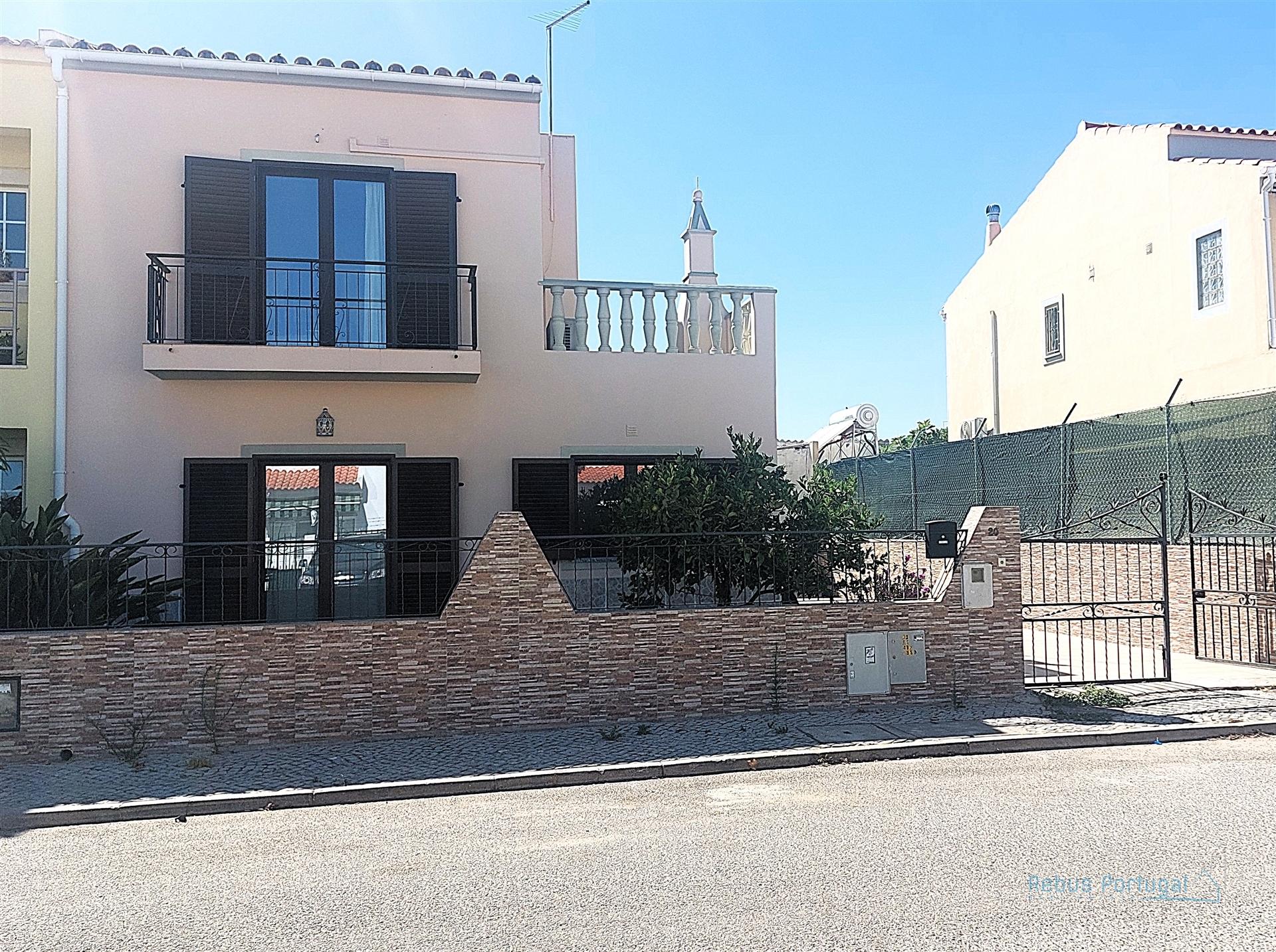 Moradia Geminada, 3 quartos, 2 casas de banho, com garagem