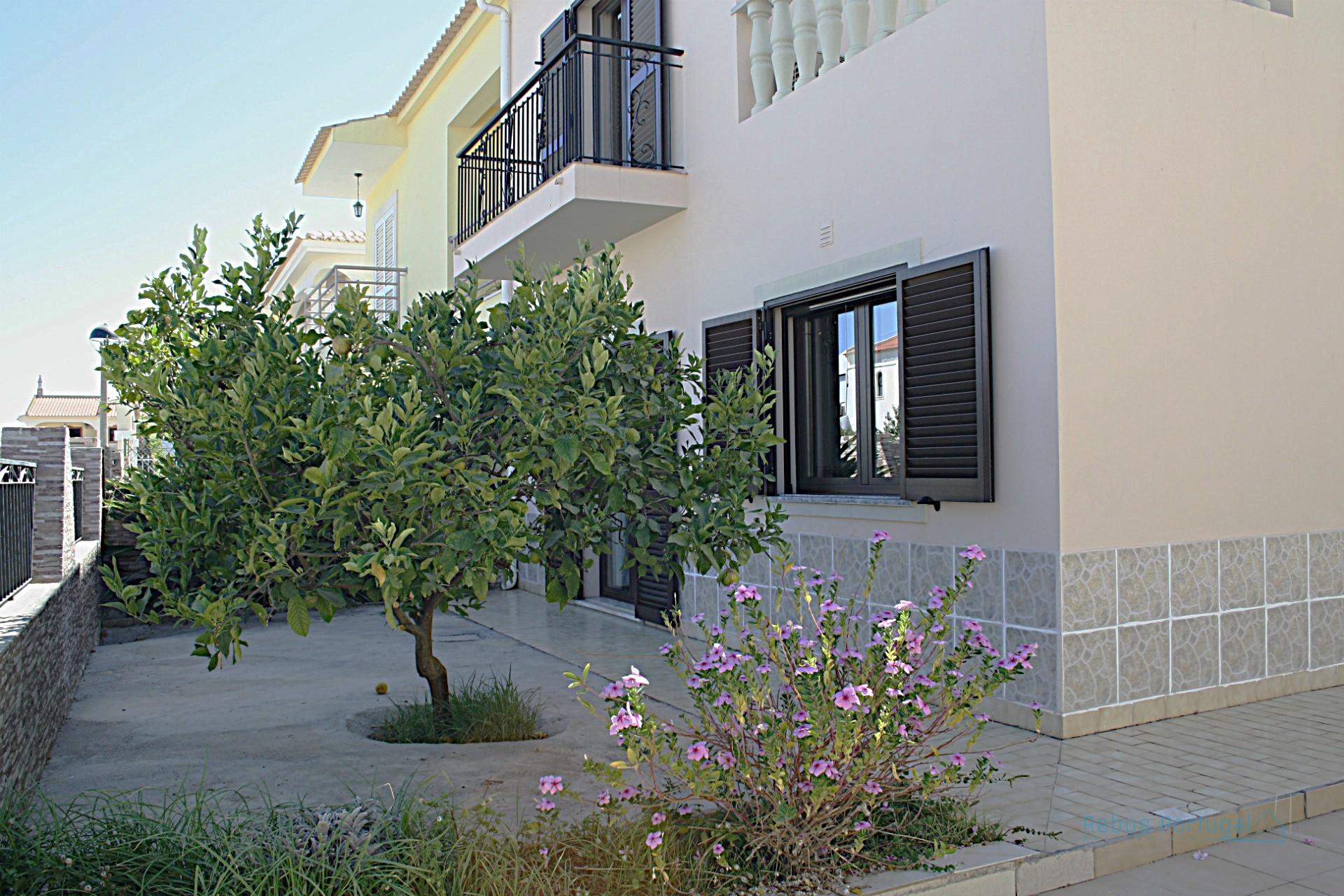 Moradia Geminada, 3 quartos, 2 casas de banho, com garagem