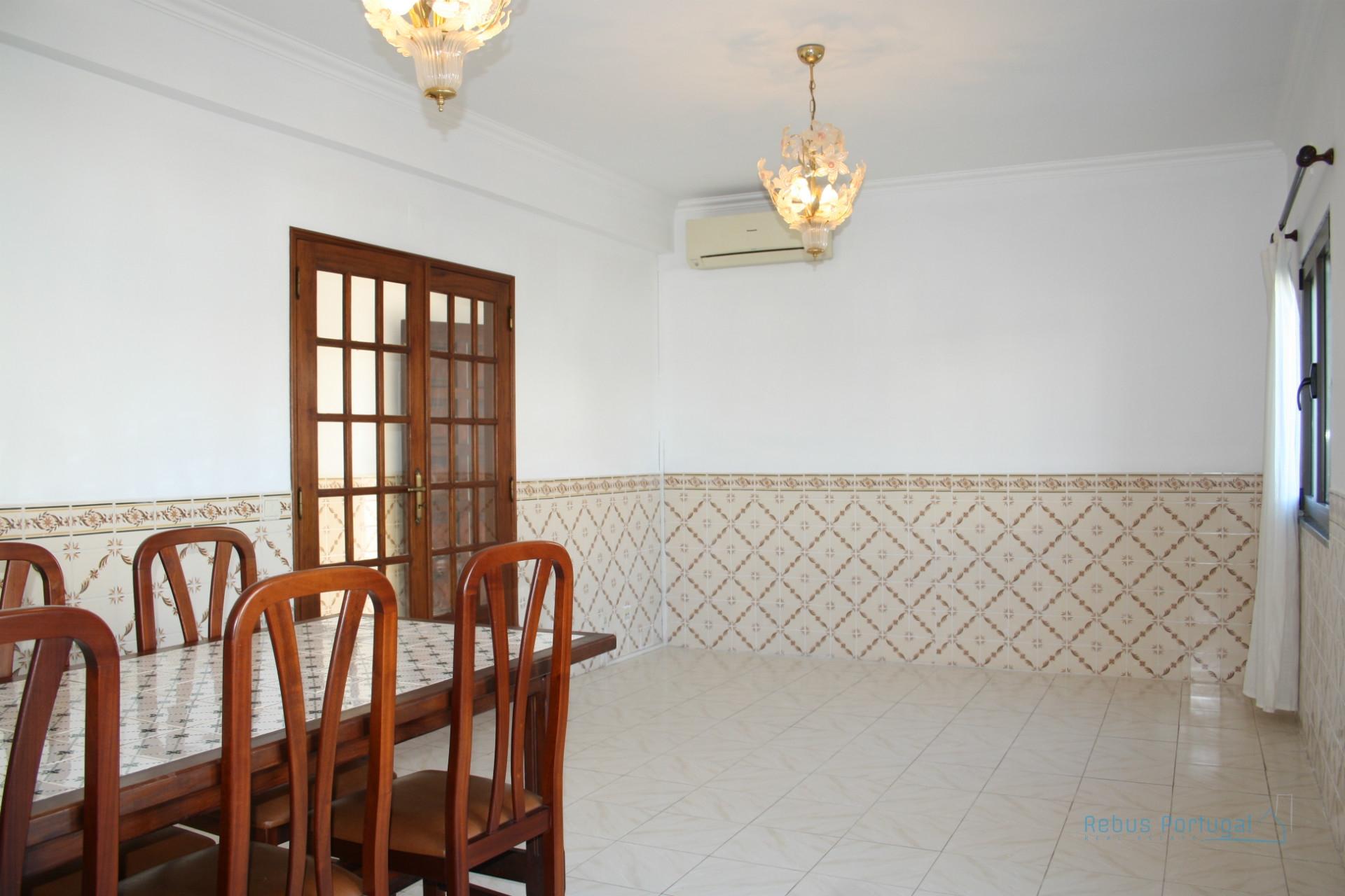 Moradia Geminada, 3 quartos, 2 casas de banho, com garagem