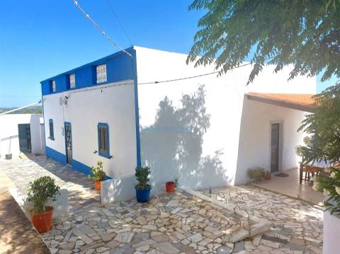 Quinta com 2 moradias para restaurar