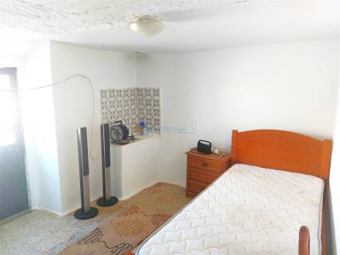 Quinta com 2 moradias para restaurar