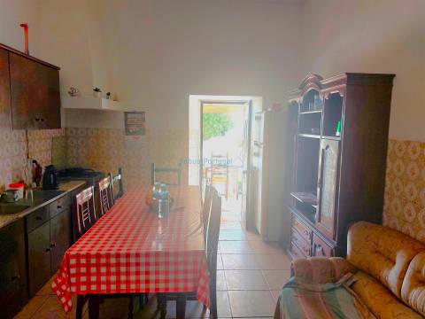 Quinta com 2 moradias para restaurar