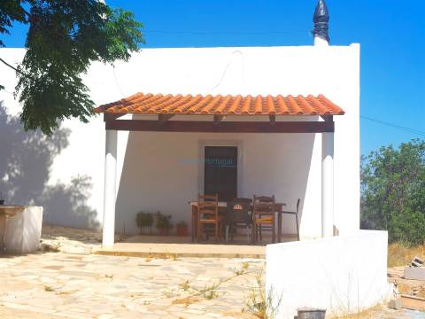 Quinta com 2 moradias para restaurar